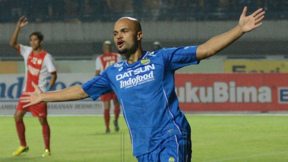 Sergio Van Dijk bertekad membobol kembali gawang Persija Jakarta. Copyright: © Persib